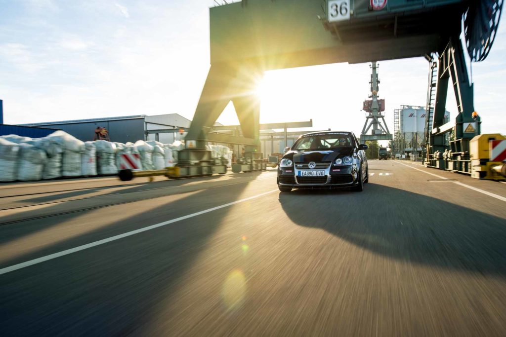 Golf R32 Hafen Fahrzeug Automotive fahrend Regensburg Sonnenuntergang